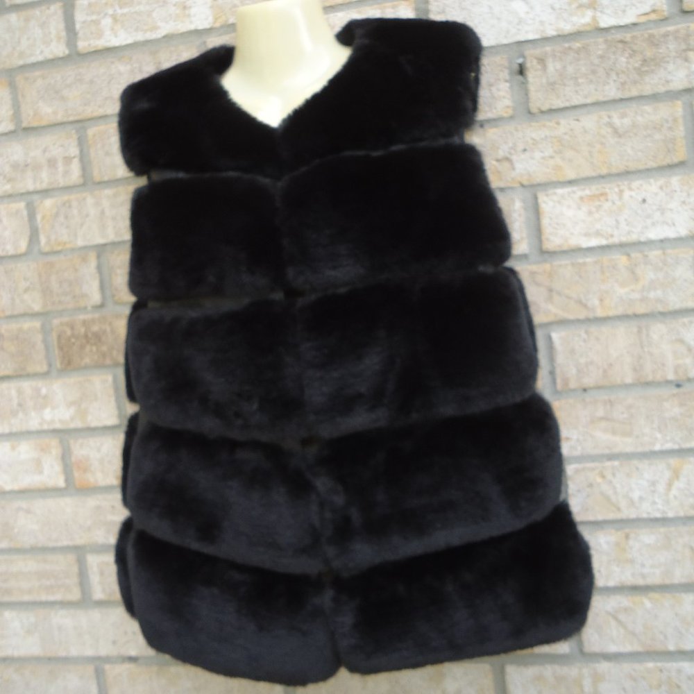 SIZE L. SOUTHERN SPARKLE black fluffy faux fur vest.